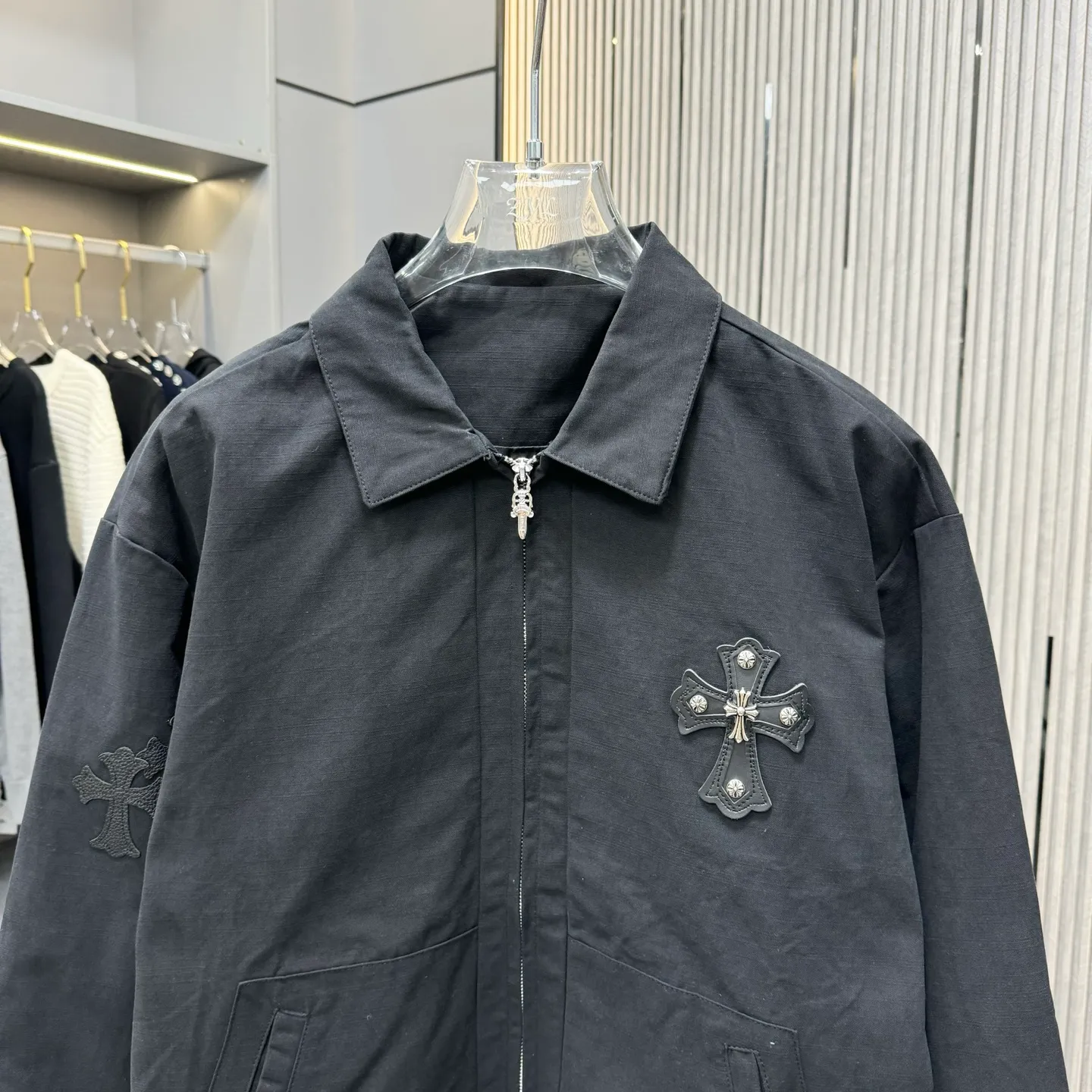 🅿️410 CH Croxin is first launched on the official website. It is rarely available through trade channels and overseas high-quality products are sold in limited quantities. An example of a classic jacket product, the trademark with dark patterns all over the body highlights the brand recognition. This jacket is both warm and lightweight. The latest model is launched in the same style at the counter. The ultra-authentic upper body instantly transforms into an oppa. The simple and fashionable three-dimensional tailoring has unique craftsmanship. The upper body effect is excellent and shows a confident temperament. In addition to daily leisure, it can also be worn for outdoor sports. It is also a good choice for travel. It is relaxed and casual and shows a masculine temperament. Color: Black Size: S/M/L/Xl/XXl